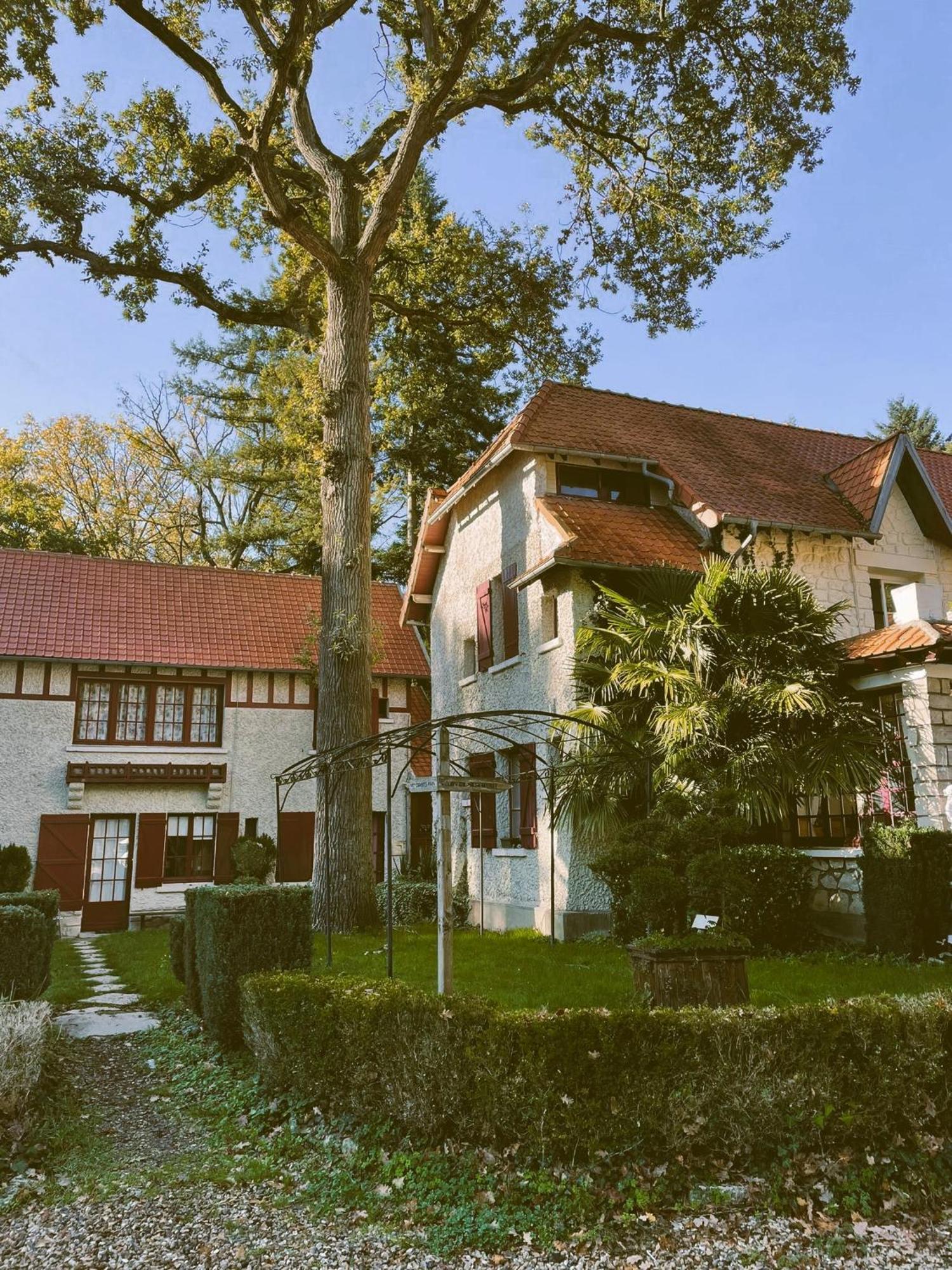 Hostellerie Du Lys Lamorlaye Eksteriør bilde