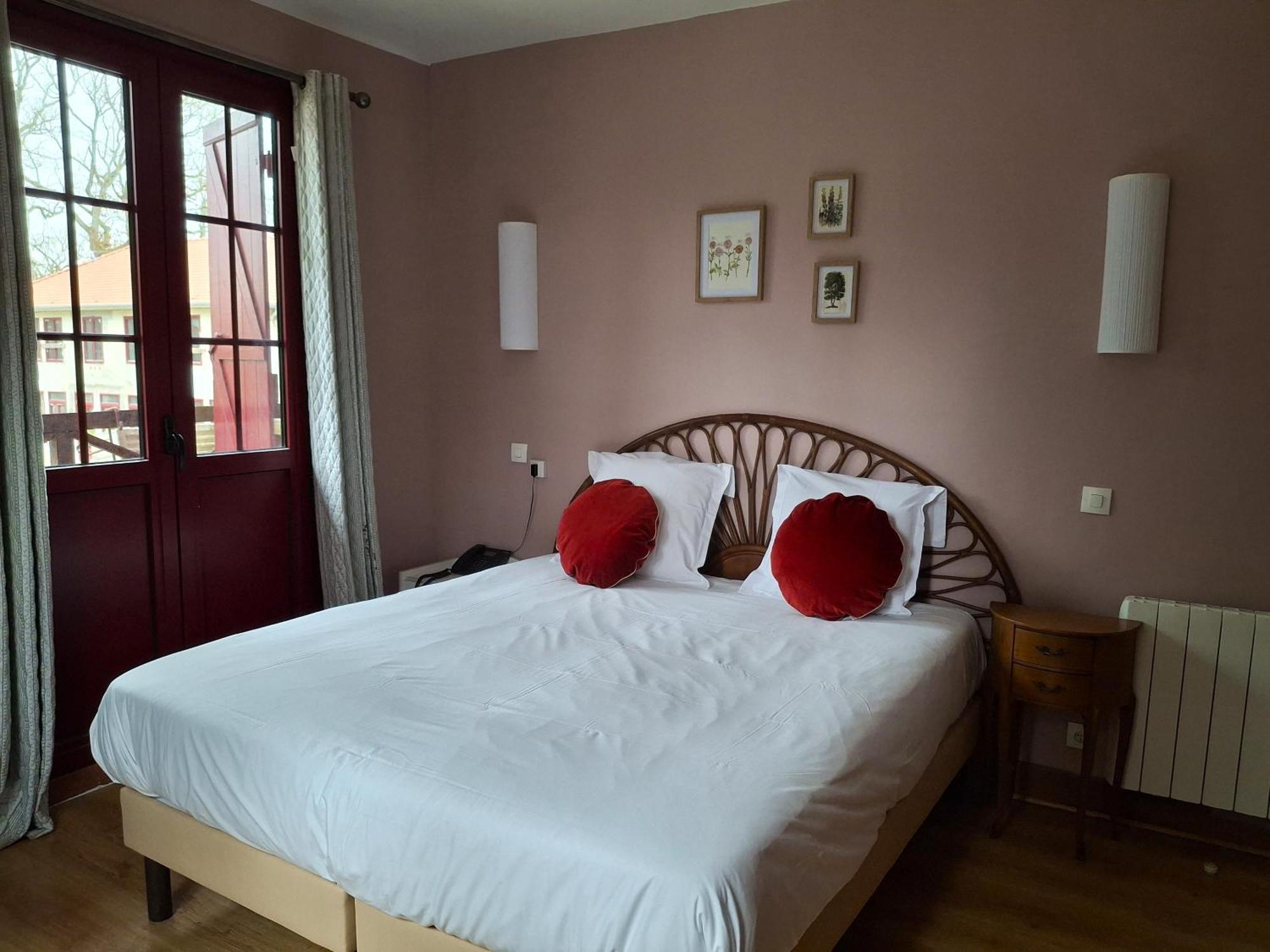 Hostellerie Du Lys Lamorlaye Eksteriør bilde