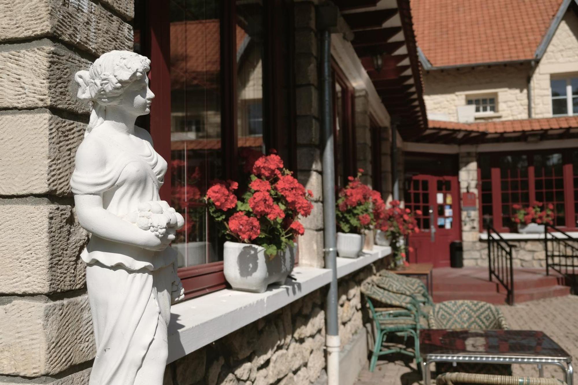 Hostellerie Du Lys Lamorlaye Eksteriør bilde