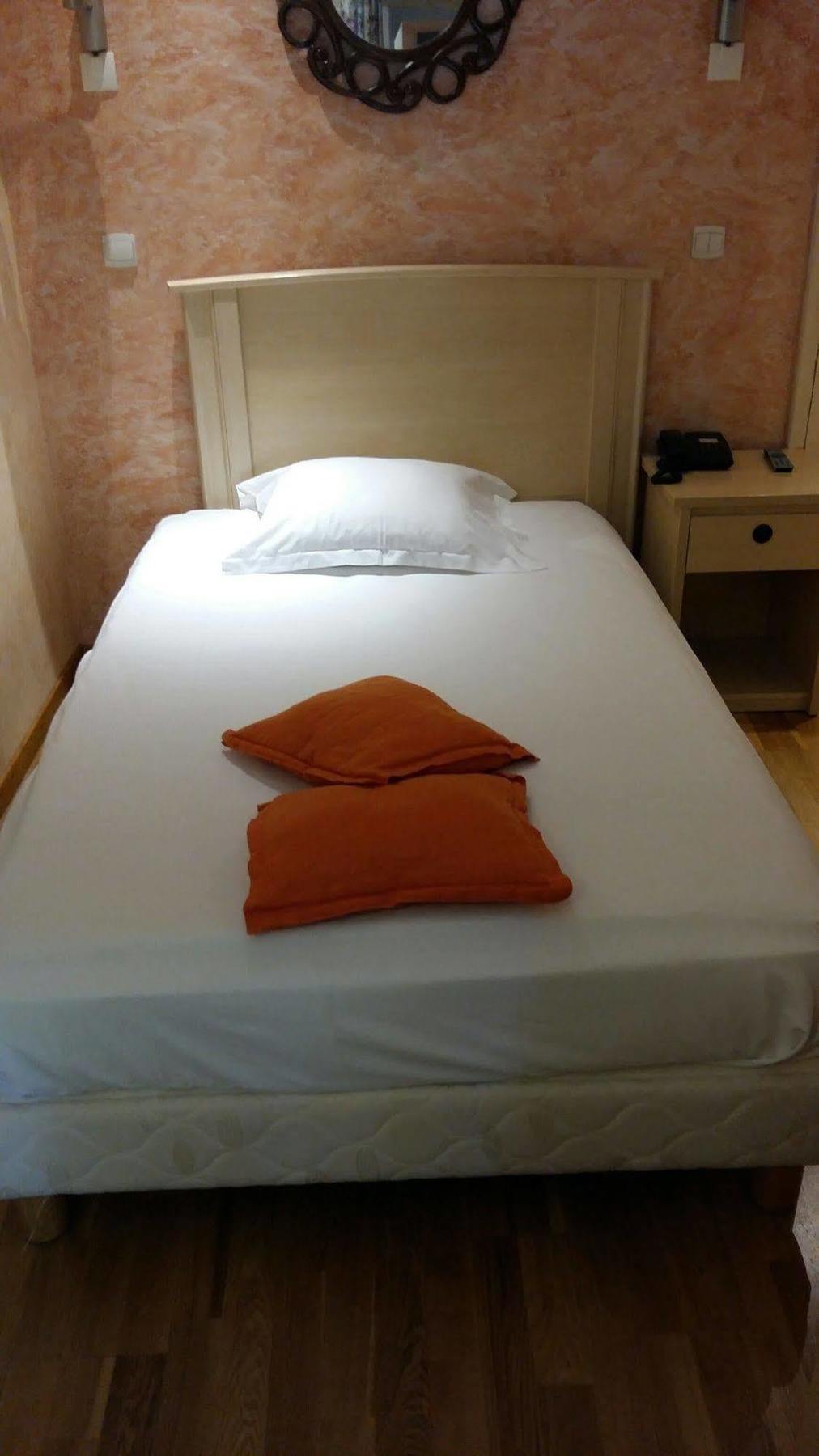 Hostellerie Du Lys Lamorlaye Eksteriør bilde